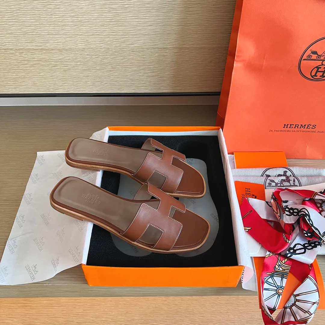 👟👟Ex-factory price 480👟👟Hermès) The packaging has been upgraded, and the layout and workmanship materials have been upgraded. Hermes®🔴Handmade Shoes👟👟 👟👟 Product Hermes Slippers🐎 —————————— The 2023 early spring new model is the same as the original version, purely handmade by masters! ❥High-end customization, exclusive products, industry❥Using: Hermers upper: Italian imported cowhide + original custom-grade Australian sheepskin feet + genuine leather outsole (pursuing walking comfort) 👟👟 ~~〰〰〰〰❥ Packaging: ✔🚦Pay attention to the exclusive packaging 〰Original quality on sale━━━━Hermes━━━━━ size: 35-40 (34.41.42 custom-made, non-refundable)